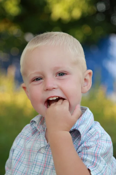 Kleine jongen speelde in de tuin — Stockfoto