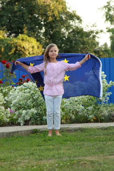 Liten flicka med Europeiska unionens flagga — Stockfoto