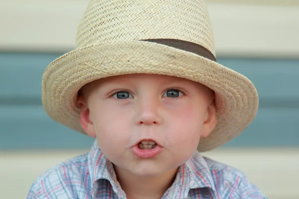 Beau petit garçon dans un chapeau d'été — Photo