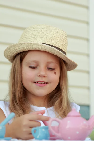 Bambina gioca con i suoi giocattoli sul cortile posteriore — Foto Stock