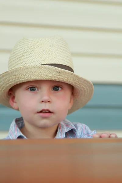 Vacker liten pojke i en sommar hatt — Stockfoto