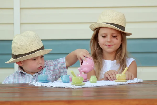 Hermano y hermana jugando con platos infantiles —  Fotos de Stock