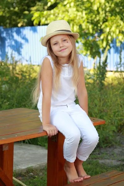 Little girl outdoors in the summer — Stock Photo, Image