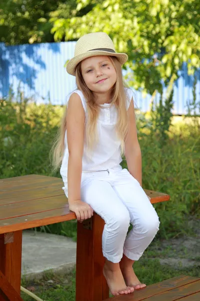 Petite fille en plein air en été — Photo