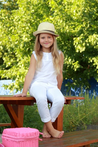 Petite fille en plein air en été — Photo