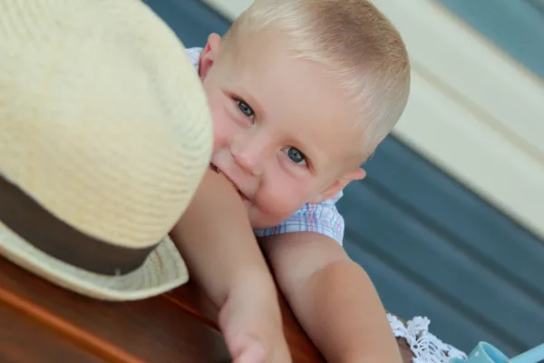 Liten pojke i en sommar hatt — Stockfoto