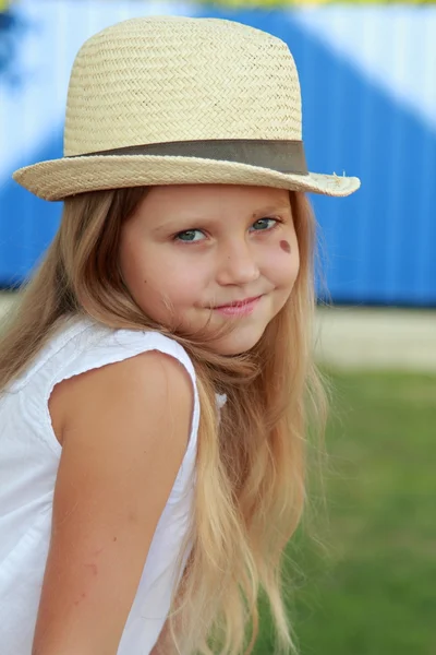 Little girl outdoors in the summer — Stock Photo, Image