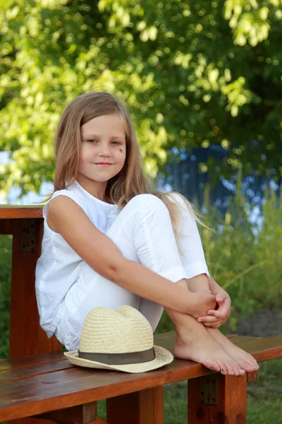 Petite fille en plein air en été — Photo