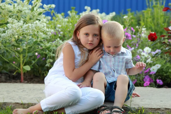 Lillebror och syster spelar på utsidan — Stockfoto
