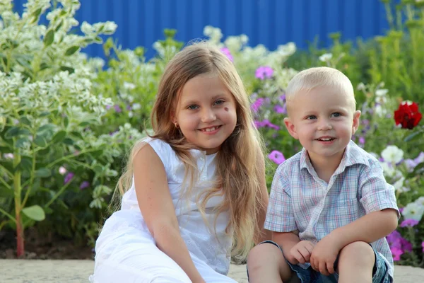 Hermano pequeño y hermana jugando en el exterior — Foto de Stock