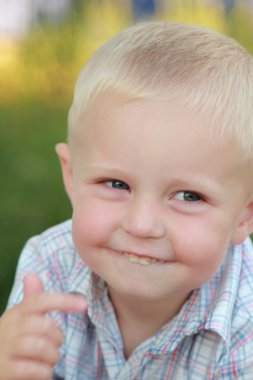 bahçede küçük çocuk oynadı