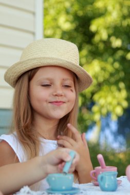 Küçük kız oyuncaklarla oynuyor.