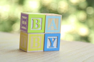 Word bebek çocuk ahşap bloklar için ilk öğretim alfabesi ile kaplı