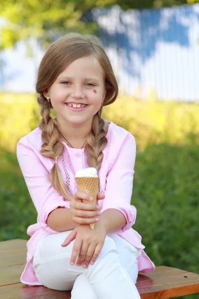 Menina come sorvete — Fotografia de Stock
