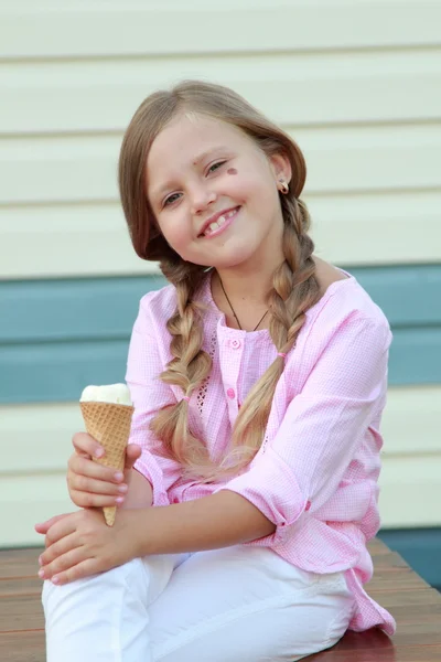 Klein meisje eet ijs — Stockfoto