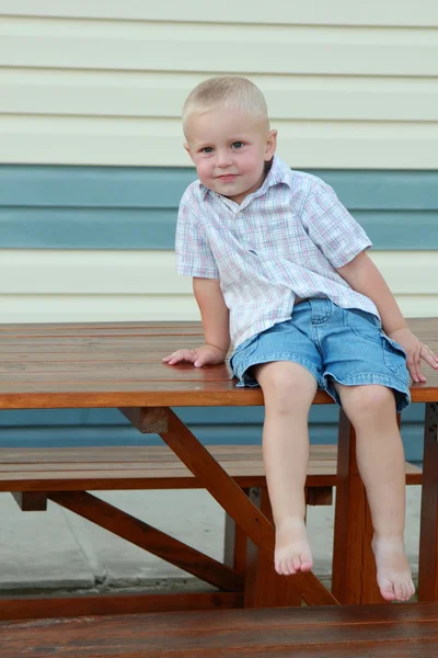 Kleine jongen speelde in de tuin — Stockfoto