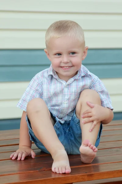Mały chłopiec grał w stoczni — Zdjęcie stockowe