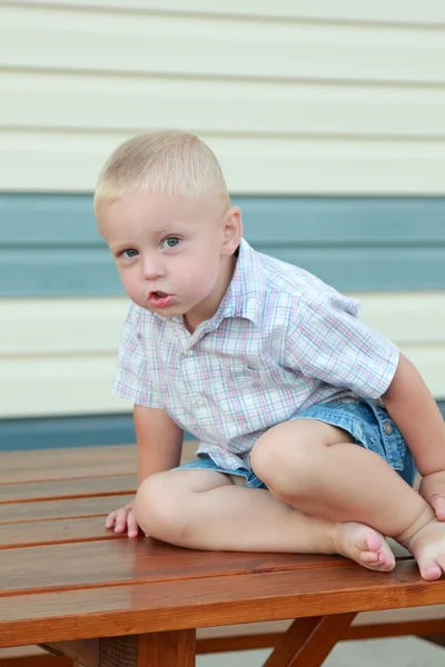 Liten pojke lekte på gården — Stockfoto