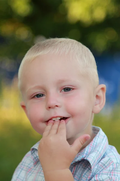 Kleine jongen speelde in de tuin — Stockfoto