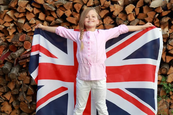 Ung flicka med flaggan i Storbritannien — Stockfoto