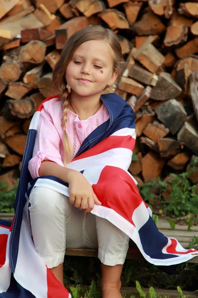 Chica joven con la bandera del Reino Unido — Foto de Stock