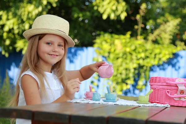 Маленька дівчинка грає з іграшковими стравами — стокове фото
