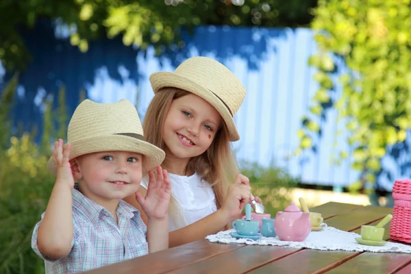 Bror och syster leker med leksaker — Stockfoto