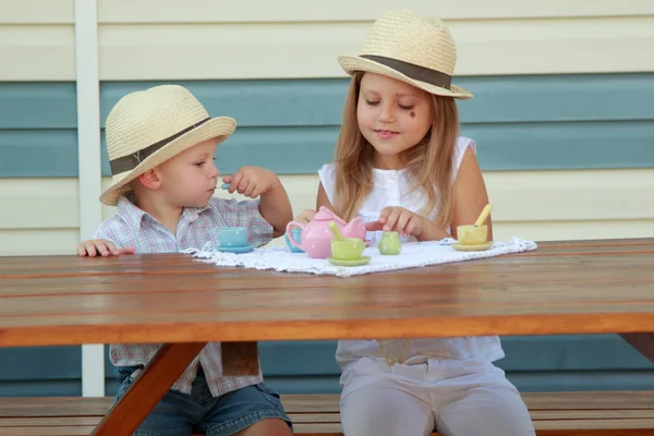 Bror och syster leker med leksaker — Stockfoto