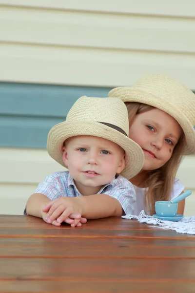 Hermano y hermana jugando con juguetes —  Fotos de Stock