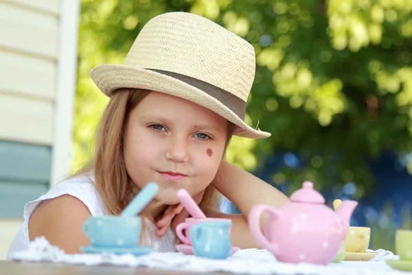 Menina brincando com brinquedos — Fotografia de Stock