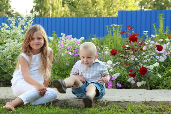 男の子が彼の妹と一緒に遊んで — ストック写真