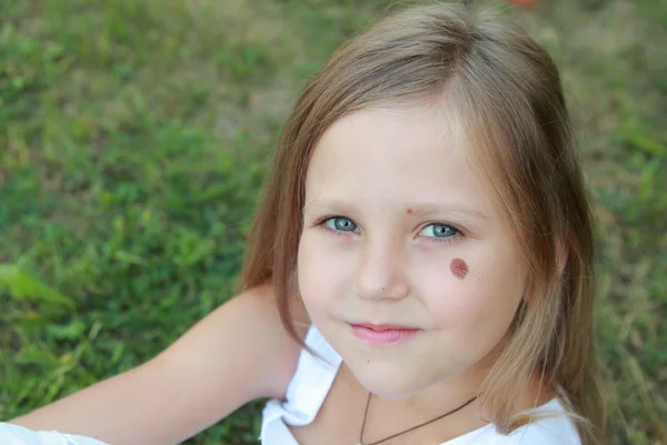 Красивая улыбающаяся маленькая девочка — стоковое фото