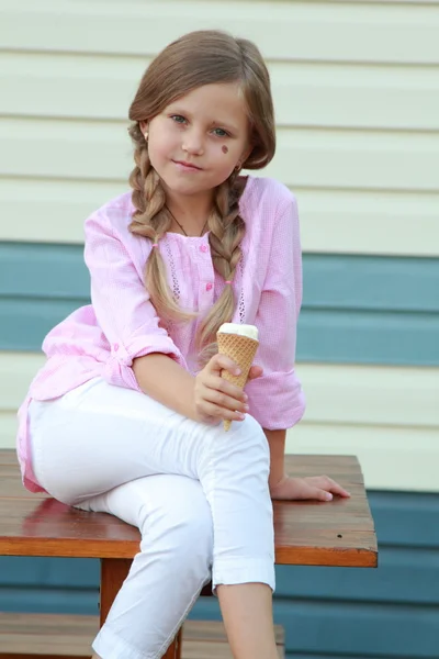 Belle petite fille mange de la glace en été — Photo