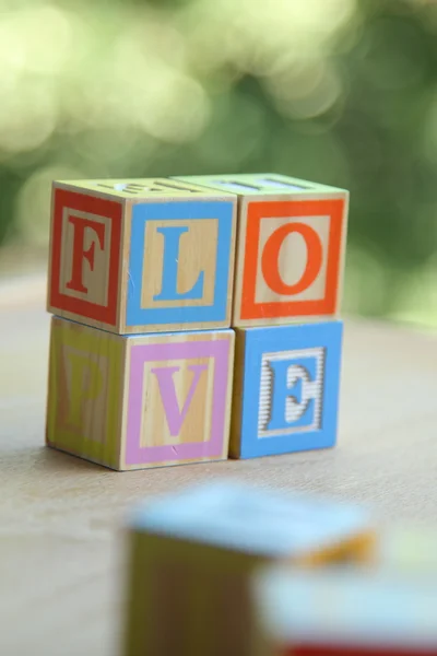 Palabra de amor de los cubos de los niños de color sobre fondo borroso —  Fotos de Stock