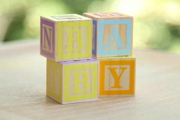 Bambino Word foderato con blocchi di legno per bambini per alfabeto di istruzione elementare — Foto Stock