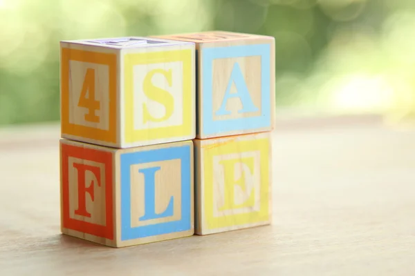 Woord verkoop van kinderen de gekleurde blokken voor het leren van het alfabet — Stockfoto