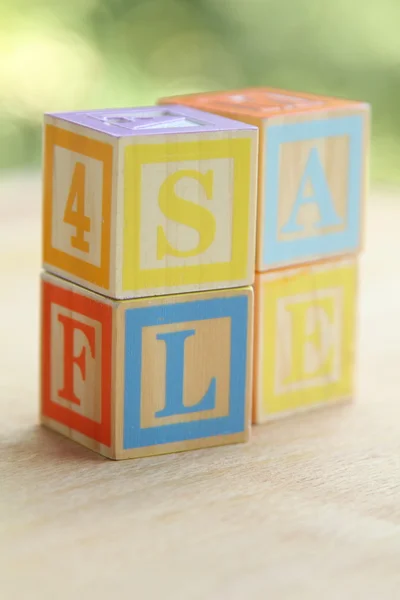 Venta de palabras de bloques de colores infantiles para aprender el alfabeto —  Fotos de Stock