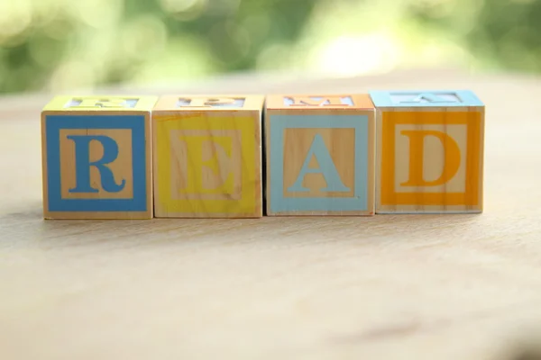 Wort aus den Buchstabenblöcken der Kinder vorgelesen — Stockfoto