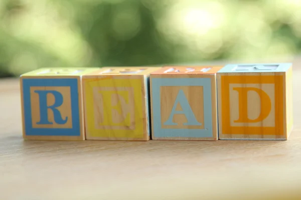 Alfabet block ordnat att bokstavera ordet, "läsa" — Stockfoto