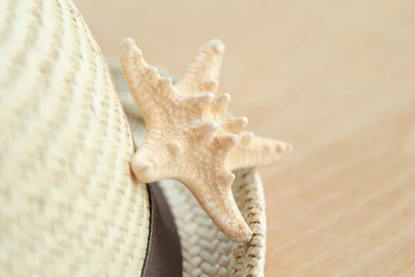 Zomer stro hoed en een beetje starfish houten achtergrond — Stockfoto