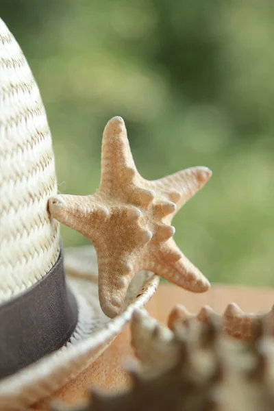 Starfish and summer hat on the old wooden background — Stock Photo, Image