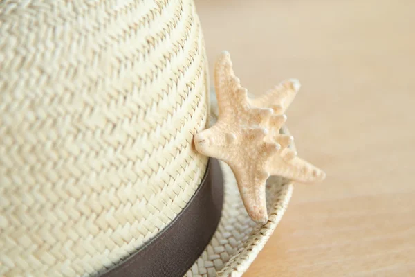 Zeester en zomer hoed op de oude houten achtergrond — Stockfoto