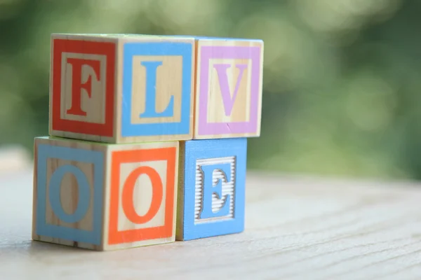 Parola amore di cubi colorati per bambini su sfondo sfocato — Foto Stock