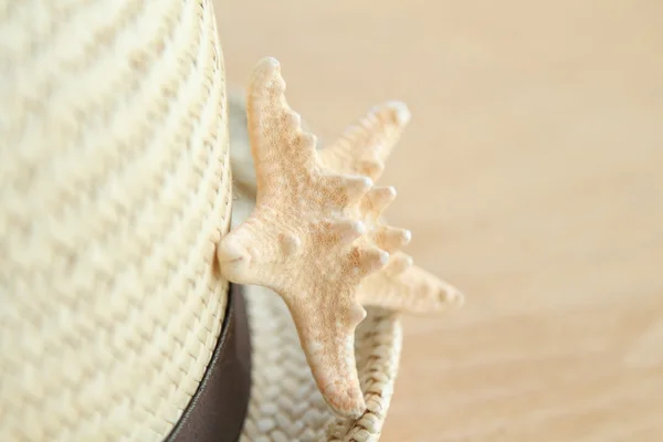 草帽和木制背景上的海星 — 图库照片