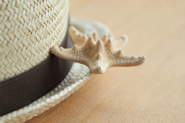 Zeester en zomer hoed op de oude houten achtergrond — Stockfoto