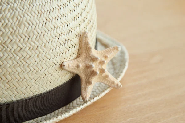 Chapeau de paille d'été et un petit fond en bois d'étoile de mer — Photo