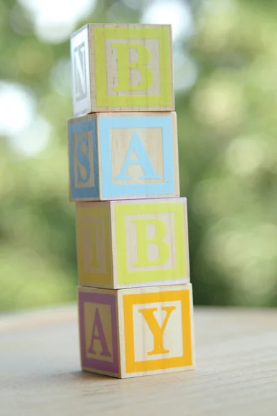 Word bebek çocuk ahşap bloklar için ilk öğretim alfabesi ile kaplı — Stok fotoğraf