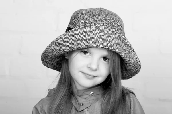 Schönes lächelndes kleines Mädchen — Stockfoto