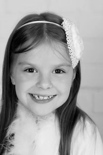 Porträtt av söt liten tjej — Stockfoto
