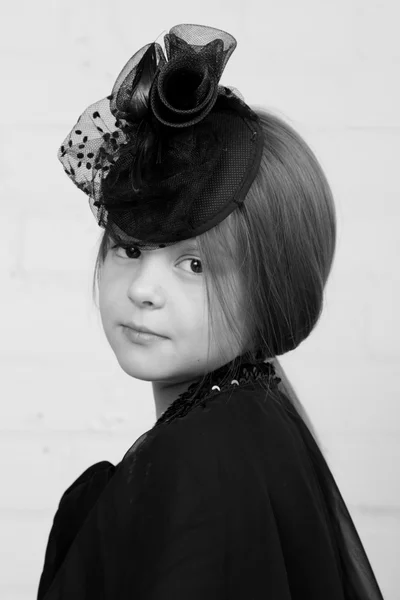 Retrato de una niña en estilo retro —  Fotos de Stock